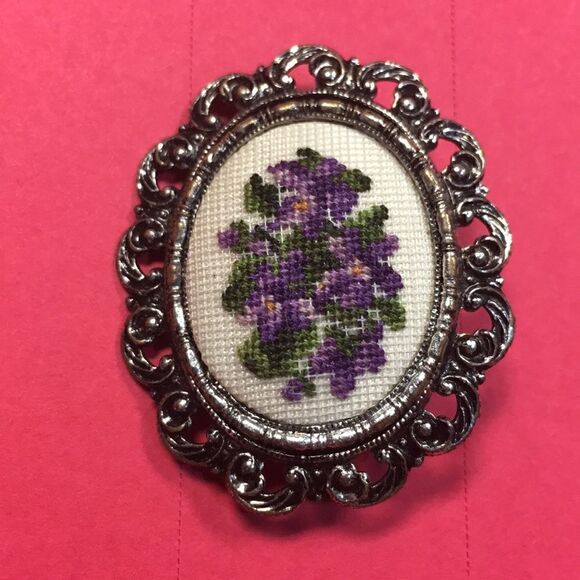 Jewelry - Victorian themed Brooch